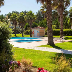 Отель Praia del Rey Holiday House бассейн