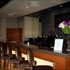 Отель Holiday Inn Express Sandton Woodmead гостиничный бар