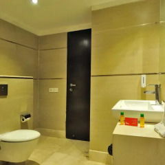 Отель FabHotel Rajouri Garden Main Market ванная фото 2
