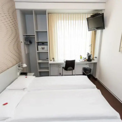 Sorell Hotel Ador сейф в номере