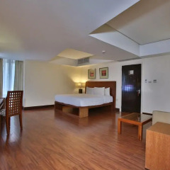 Crown Regency Hotel and Towers Cebu 4* Улучшенный номер с различными типами кроватей