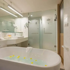 Отель Katathani Phuket Beach Resort 5* Номер Делюкс с двуспальной кроватью фото 18