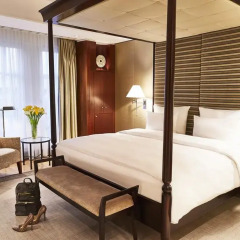 Отель Adlon Kempinski 5* Представительский номер двуспальная кровать фото 6