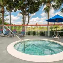 Отель Comfort Inn & Suites near Universal Orlando Resort бассейн