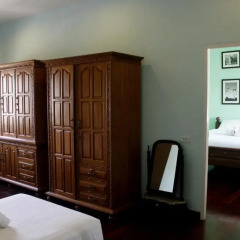 Отель Feung Nakorn Balcony Rooms and Cafe 3* Стандартный семейный номер с различными типами кроватей фото 5