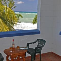 Отель Carib Beach Apartments Negril Ямайка, Вестморленд - отзывы, цены и фото номеров - забронировать отель Carib Beach Apartments Negril онлайн балкон