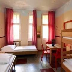 Three Little Pigs Hostel Berlin Кровать в общем номере с двухъярусной кроватью фото 5