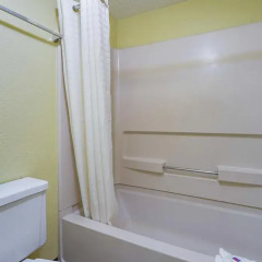 Отель Knights Inn Columbus 2* Номер Делюкс с различными типами кроватей фото 10