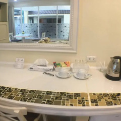 Отель Phuket Airport Suites & Lounge Bar - Club 96 Номер Делюкс с двуспальной кроватью фото 7