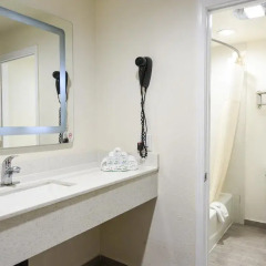 Отель Hollywood Inn Express LAX 2* Стандартный номер с различными типами кроватей фото 10