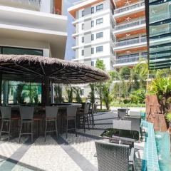 Отель Chalong Miracle Lakeview Condo by TropicLook гостиничный бар