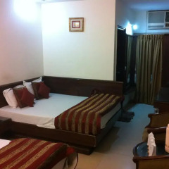 Hotel Chanchal Deluxe 2* Стандартный семейный номер с двуспальной кроватью