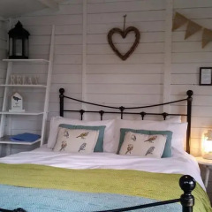 Отель The Little Hide - Grown Up Glamping Бунгало с различными типами кроватей фото 21