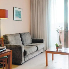 Отель Hesperia Sant Joan Suites 3* Стандартный семейный номер с различными типами кроватей фото 3