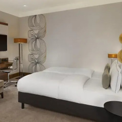Отель Reichshof Hamburg, Curio Collection by Hilton 4* Номер Medium с двуспальной кроватью фото 10