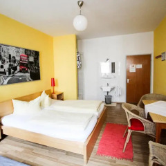 Отель Pension/Guesthouse am Hauptbahnhof Стандартный номер с двуспальной кроватью (общая ванная комната)