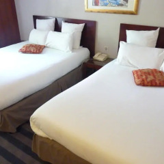 Отель Hôtel Saint Cyr Etoile 3* Улучшенный семейный номер с двуспальной кроватью