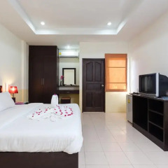 Отель Bangtao Kanita House 2* Улучшенный номер с двуспальной кроватью