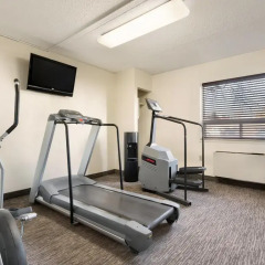 Отель Travelodge by Wyndham Calgary International Airport South Канада, Калгари - отзывы, цены и фото номеров - забронировать отель Travelodge by Wyndham Calgary International Airport South онлайн фитнесс-зал фото 3