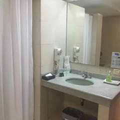 Отель Torre De Cali Plaza Hotel Колумбия, Кали - отзывы, цены и фото номеров - забронировать отель Torre De Cali Plaza Hotel онлайн ванная