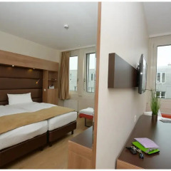 Отель Motel Plus Berlin 3* Стандартный семейный номер с двуспальной кроватью фото 3
