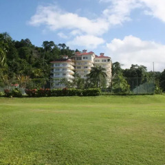 Отель The Crest Conference & Retreat Center спортивное сооружение