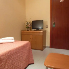 Aneto Hotel Стандартный номер с различными типами кроватей (общая ванная комната)