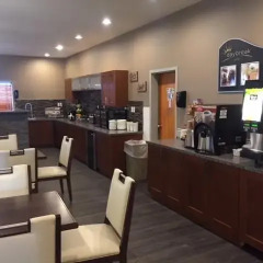 Отель Days Inn & Suites by Wyndham Brooks гостиничный бар