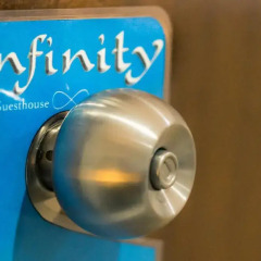 Отель Infinity Guesthouse 2* Улучшенный номер с различными типами кроватей фото 4