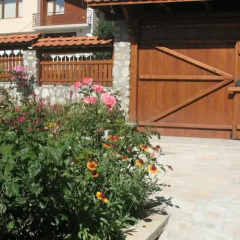 Отель Stoyanova Guest House Банско вид на фасад фото 4