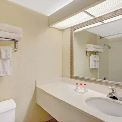Отель Ramada Waterfront Sarasota 3* Стандартный номер с различными типами кроватей