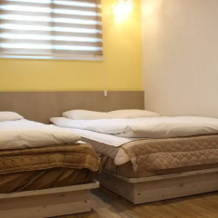 Dongdaemun Hwasin Hostel Стандартный семейный номер с двуспальной кроватью