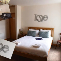 Hazeldene Hotel 3* Люкс с различными типами кроватей