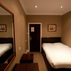Newham Hotel 2* Номер с общей ванной комнатой с различными типами кроватей (общая ванная комната) фото 3
