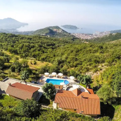 Отель Luxury Villas Lapcici Черногория, Будва - отзывы, цены и фото номеров - забронировать отель Luxury Villas Lapcici онлайн бассейн фото 2