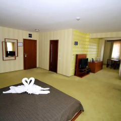 Uniqato Hotel сейф в номере