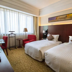 Отель Holiday Inn Shanghai Hongqiao Central 4* Улучшенный номер с различными типами кроватей
