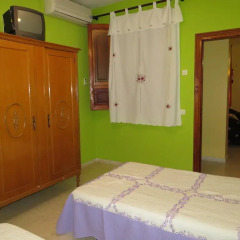 Отель Hostal Restaurante Reina сейф в номере