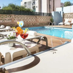 Апартаменты Martinez Apartments бассейн