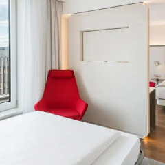 Отель NH Collection Berlin Mitte Am Checkpoint Charlie 4* Улучшенный номер с двуспальной кроватью фото 5