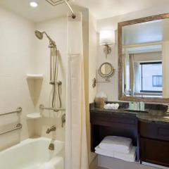 Отель The Capital Hilton ванная