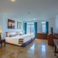 Отель Waterfront Suites Phuket by Centara Люкс с двуспальной кроватью