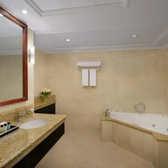 Mövenpick Hotel Bur Dubai 5* Улучшенный номер с различными типами кроватей фото 3