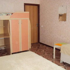 Hostel October Стандартный семейный номер с двуспальной кроватью