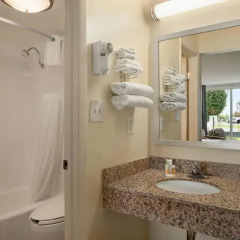 Отель Days Inn by Wyndham Frederick 2* Стандартный номер с различными типами кроватей фото 2