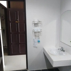 Отель Baan Oui Phuket Guest House ванная