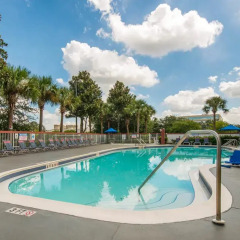 Отель Comfort Inn & Suites near Universal Orlando Resort бассейн фото 3