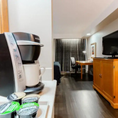 Отель Executive Royal Hotel Calgary Канада, Калгари - отзывы, цены и фото номеров - забронировать отель Executive Royal Hotel Calgary онлайн удобства в номере фото 2