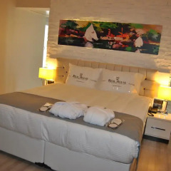 Real House Boutique Hotel Люкс с различными типами кроватей фото 5