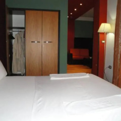 Epidami Hotel сейф в номере
